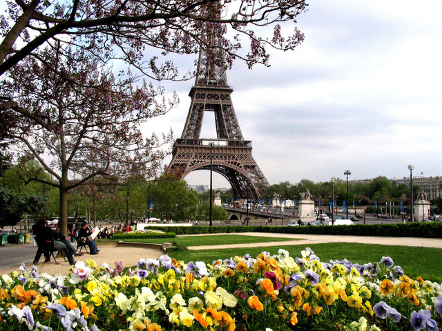 rozkvetlÃ© zahrady pÅ™ed Eiffelovou vÄ›Å¾Ã­