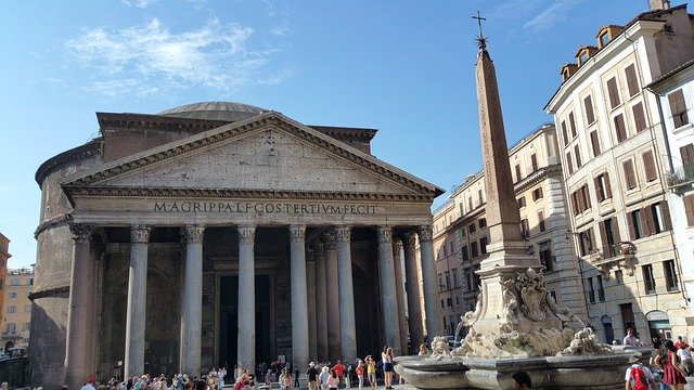 Pohled na budovu Pantheonu s fontÃ¡nou